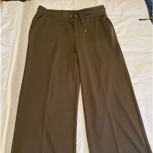 Olive green wide leg pant from Next.Elastic around waist.2 pockets front…